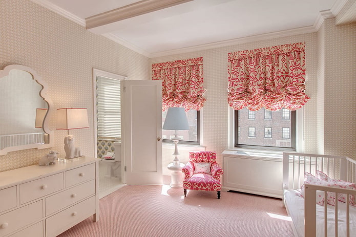 Cortinas austriacas en el interior de una habitación infantil
