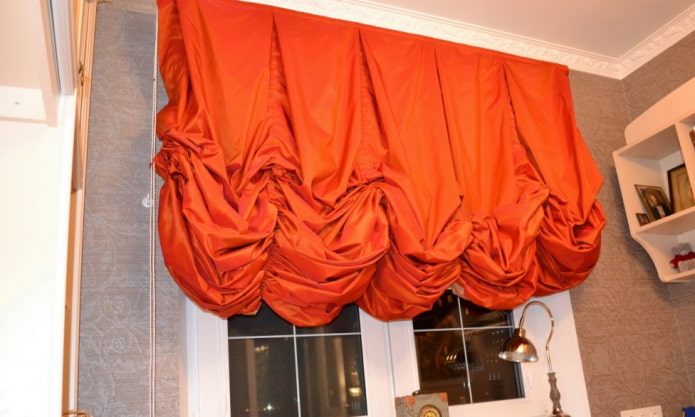 Cortinas austriacas naranjas en el interior