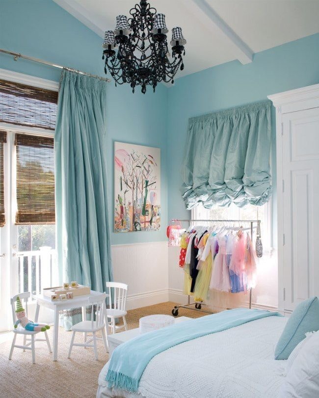 cortinas austriacas azules en el interior