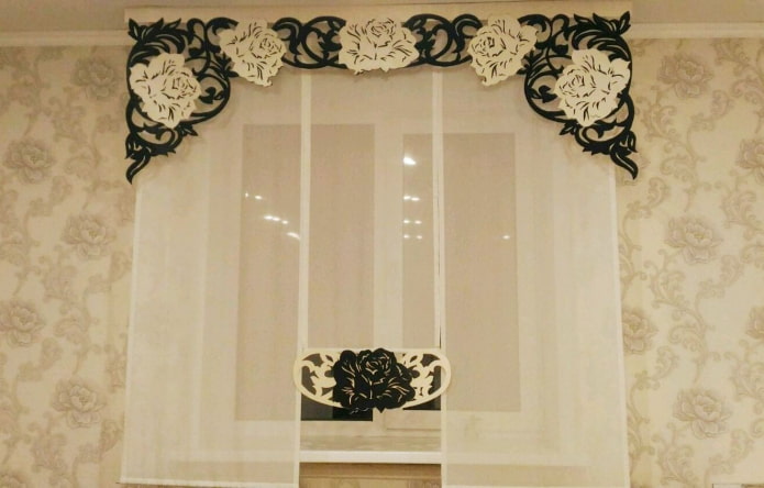 lambrequín con flores en el interior