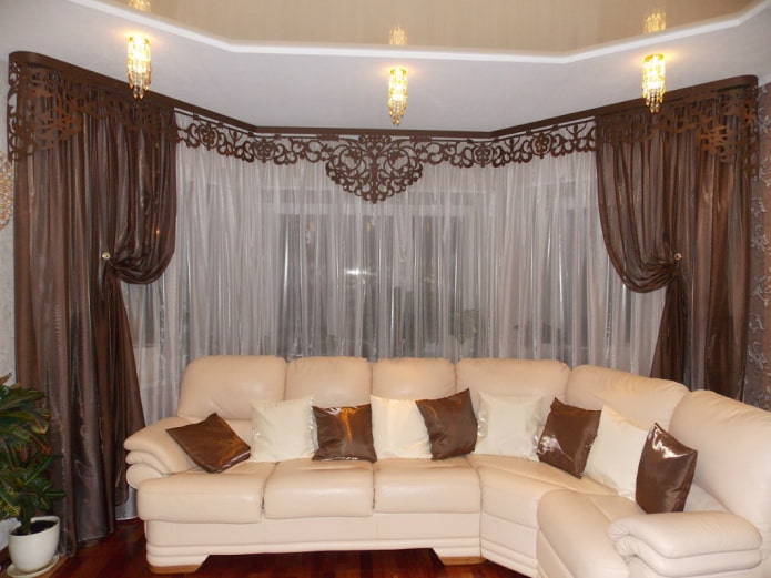 Lambrequín marrón con figuras en el interior