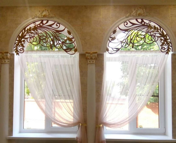 Lambrequines figurados para ventanas arqueadas