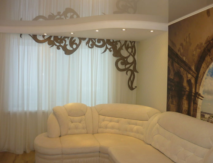 Lambrequín figurado en combinación con cortinas