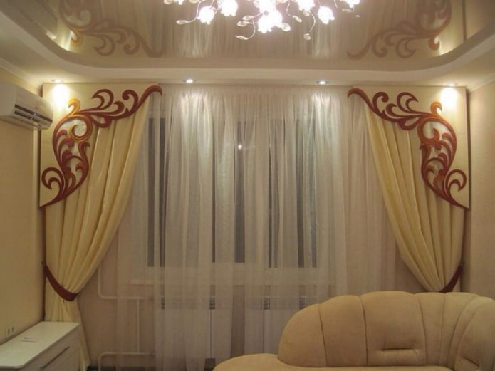 lambrequín figurado en combinación con cortinas