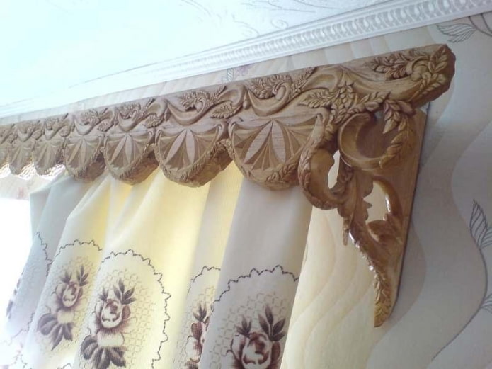 lambrequín de madera con figuras