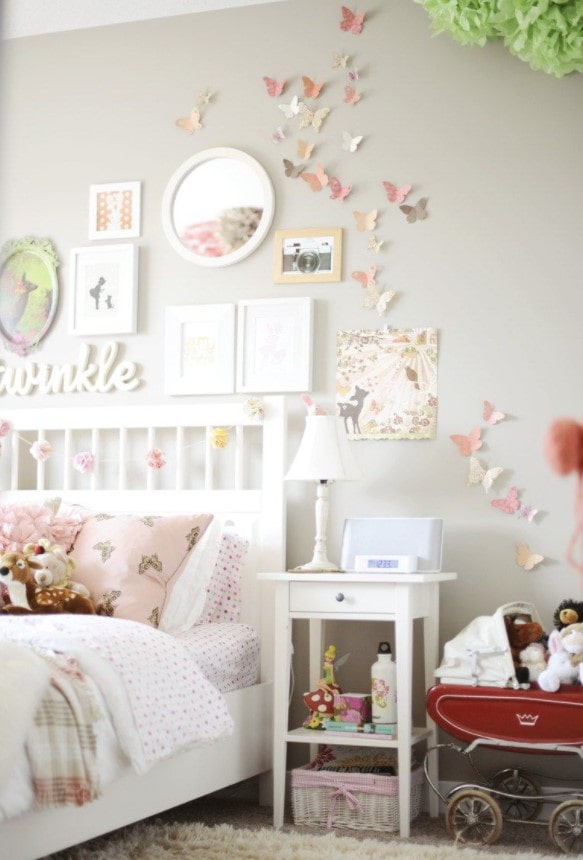 mariposas de papel en la habitación de los niños