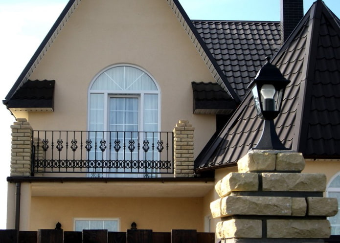 proyecto de casa con balcón abierto