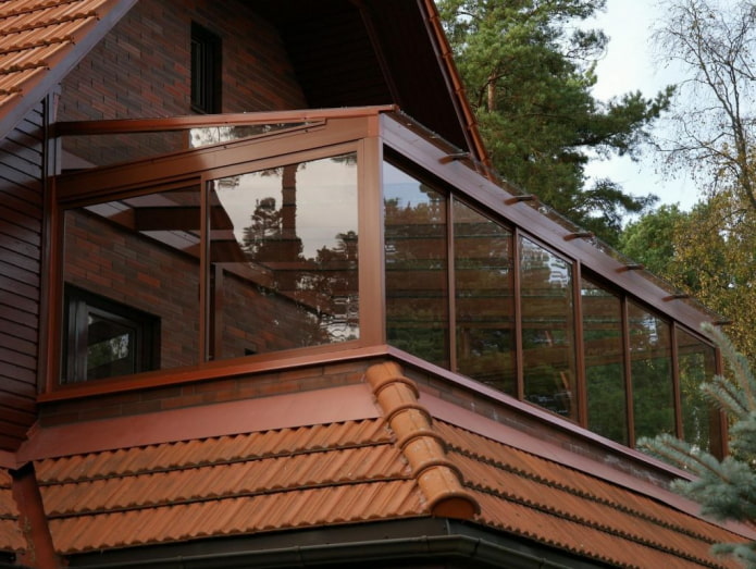 proyecto de casa con balcón cerrado
