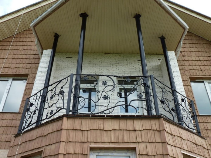 proyecto de casa con balcón metálico