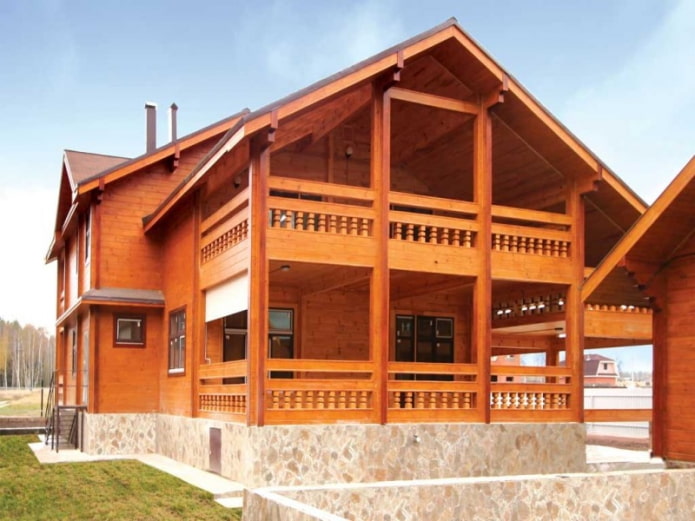 proyecto de una casa de madera con balcón