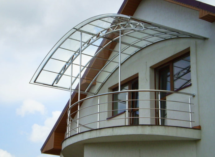 balcón con marquesina en un proyecto de casa particular