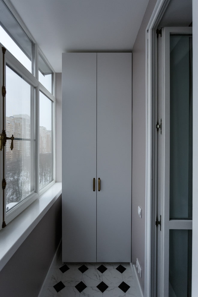 arrangement of a balcón in a Khrushchev apartment