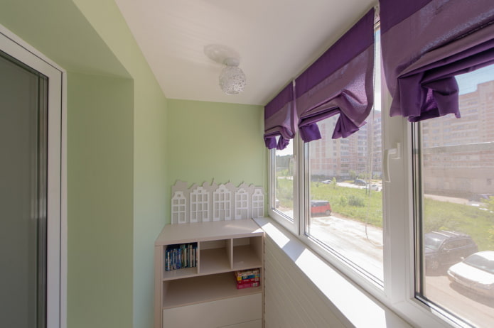 Decoración del techo del balcón de un apartamento en Jruschov