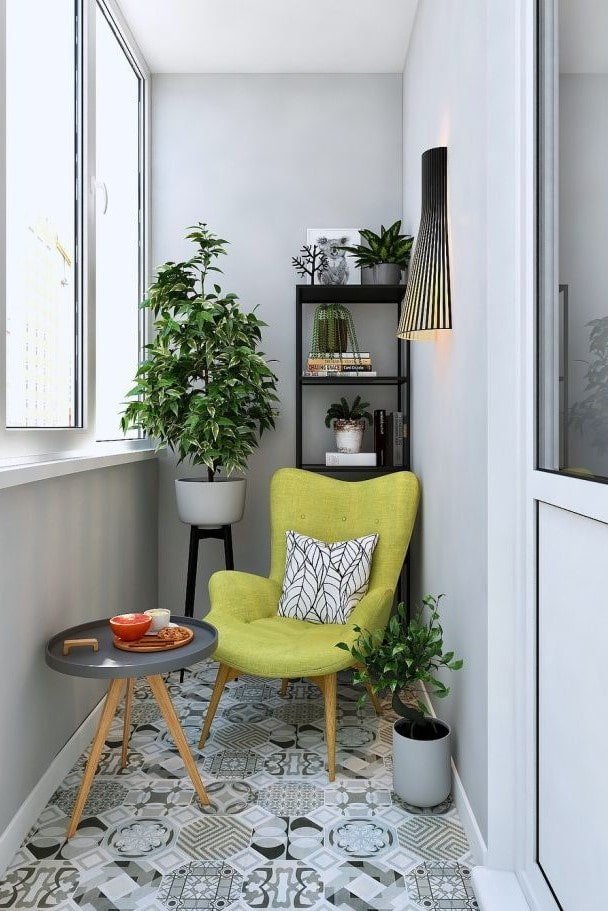 Silla de pistacho en el balcón