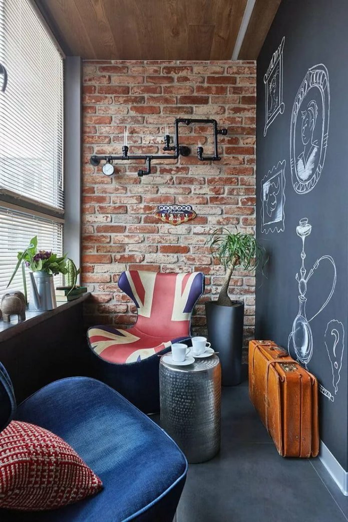 Balcón con pared de pizarra en estilo loft