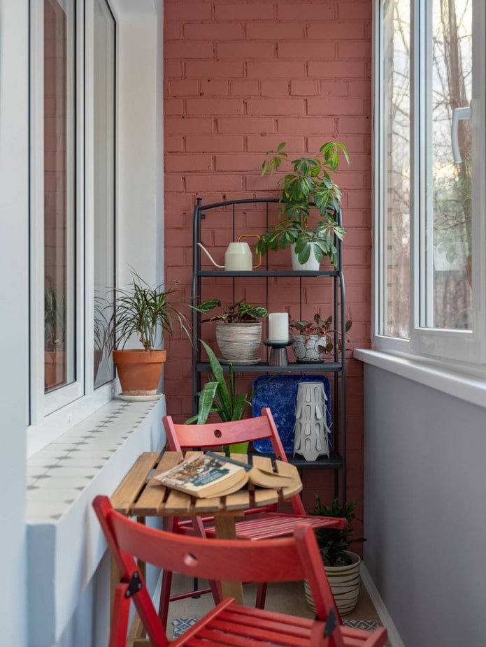 Estanterías y zona de estar en un balcón tipo loft