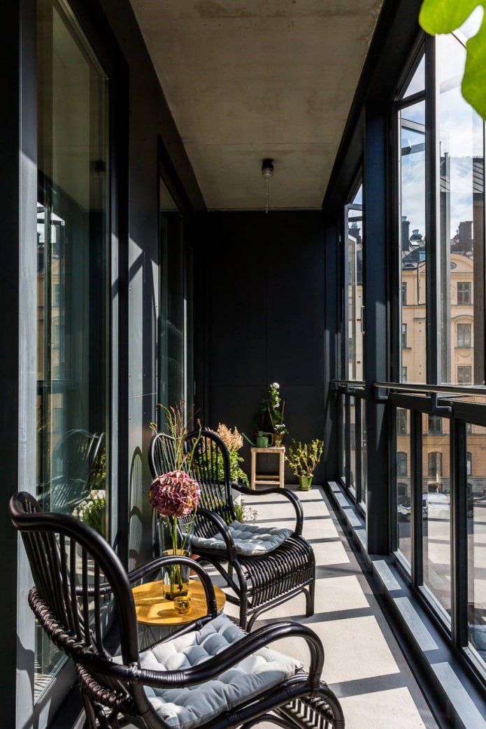 Balcón negro de estilo loft
