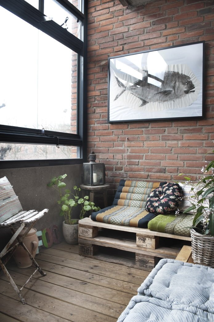 Logia con muebles de palets en estilo loft