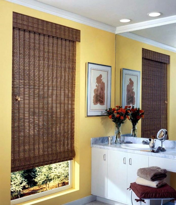 Persianas romanas de bambú en interiores