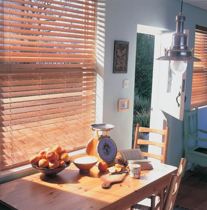 persianas de bambú en interiores