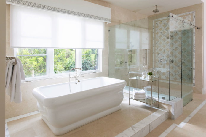 Lambrequín rígido blanco en el interior del baño
