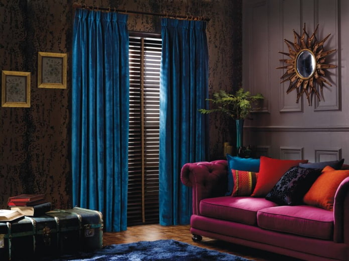 cortina de terciopelo azul en el interior
