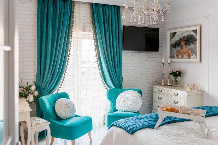 Cortinas de terciopelo turquesa en el interior