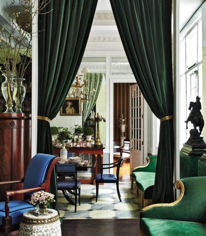 Cortinas de terciopelo verde en el interior