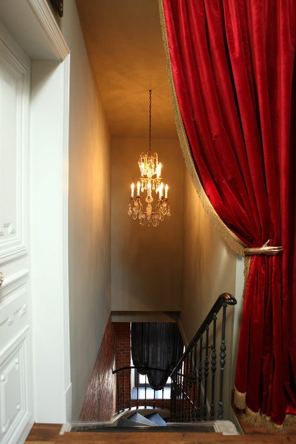 cortinas de terciopelo rojo en el interior