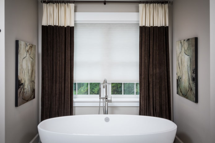 Cortinas de terciopelo marrón en el baño