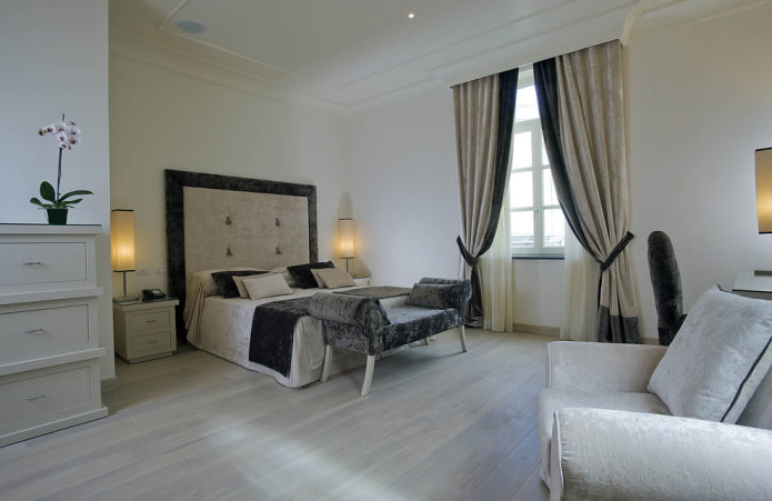cortinas de terciopelo beige en el dormitorio