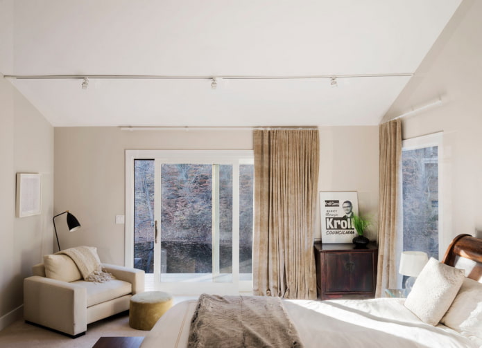 cortinas de terciopelo beige en el dormitorio