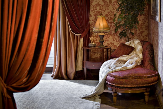 cortinas de terciopelo en un interior de estilo oriental