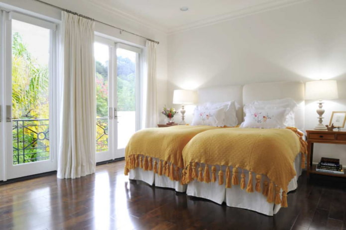 cortinas de terciopelo blanco en el dormitorio