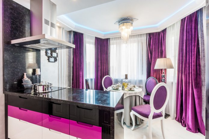 Cortinas moradas en la cocina