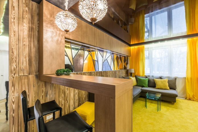 Barra de bar de madera en el interior