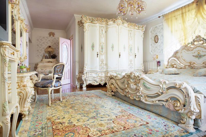 Cama blanca de madera con talla