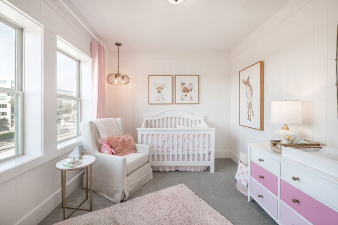 Habitación infantil en blanco y rosa para bebé