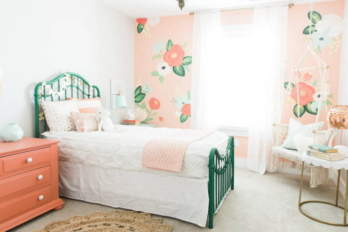 Habitación infantil en tonos blancos y rosas con elementos verdes