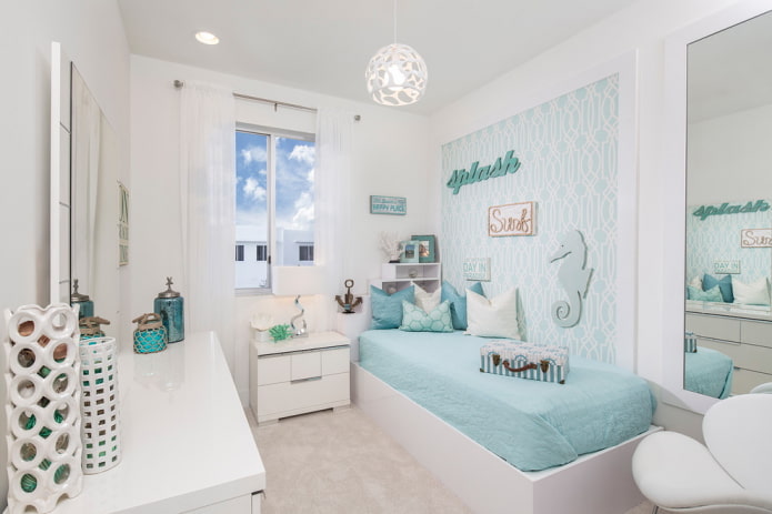 Habitación blanca y turquesa