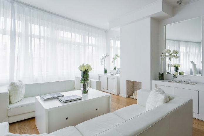 Decoración e iluminación de salón en tonos blancos