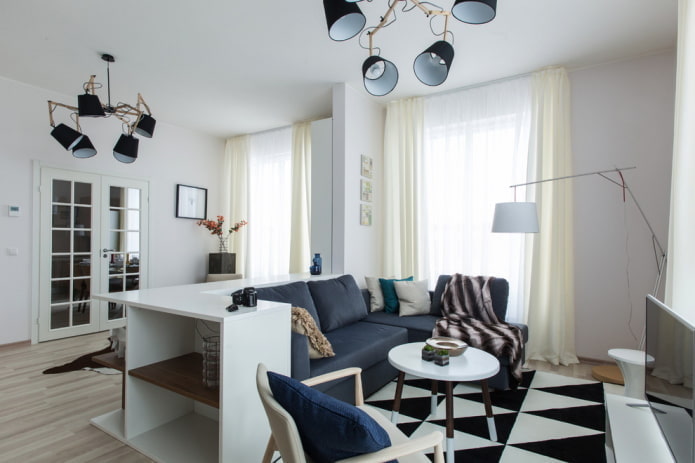 Decoración e iluminación de salón en tonos blancos