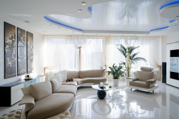 Decoración de salón en tonos blancos