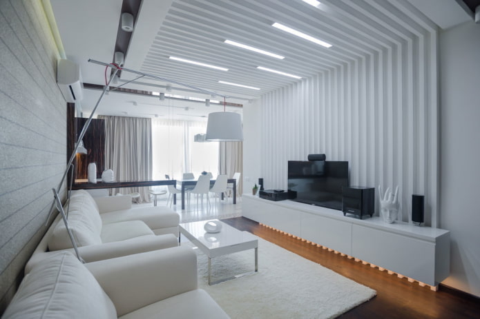 Decoración e iluminación de salón en tonos blancos