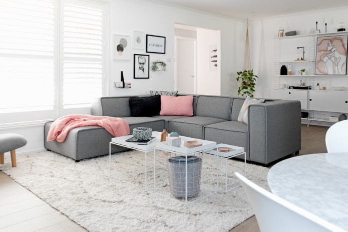 salón en tonos blancos de estilo escandinavo