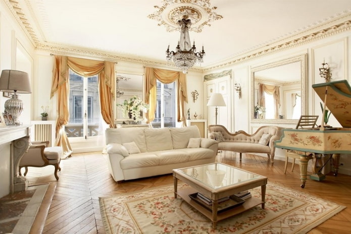 salón en tonos blancos de estilo clásico