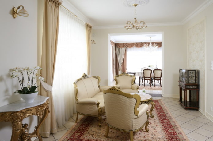 salón en tonos blancos de estilo clásico