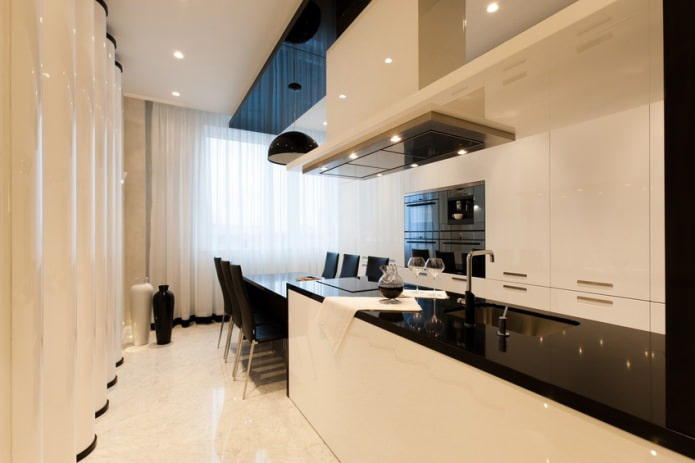 cortinas claras en el interior de una cocina blanca