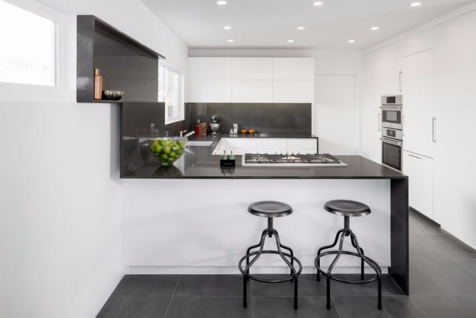 cocina blanca y negra en forma de U