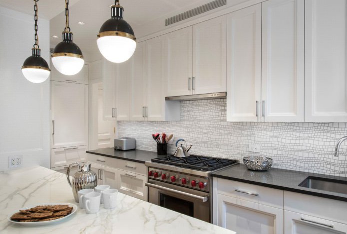 delantal de mosaico en una cocina blanca
